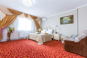 una camera con letto e divano di Grand Hotel Uyut a Krasnodar