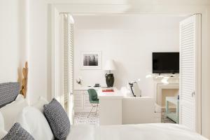 A television and/or entertainment centre at Hotel La Minerva