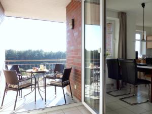 een patio met stoelen en een tafel op een balkon bij Haus Roland Wohnung 32 in Zinnowitz