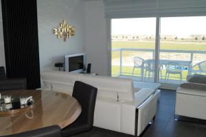 Et tv og/eller underholdning på Villa Jalina Sailors Beach