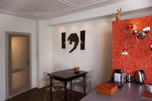 a dining room with a table and a red brick wall at Short stay Appartement Dependance Rotterdam in Rotterdam