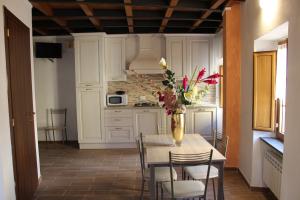 A kitchen or kitchenette at Il Castellaro
