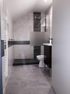 Koupelna v ubytování Chambre d'hôtes LA COLOMBE + 19 fotografií