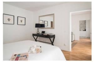 佛羅倫斯的住宿－金樹公寓，白色卧室配有床和书桌