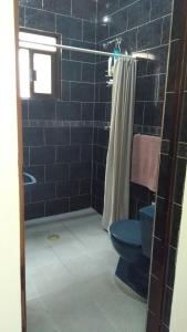 Casa Viveros في سان جان تيوتيهواكان: حمام مع مرحاض أزرق ودش