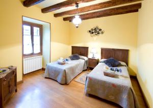 a bedroom with two beds and a window at Casa Aldekotxeberria in Ziga