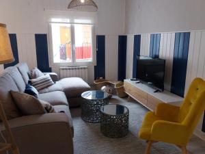 - un salon avec un canapé et une télévision dans l'établissement Elan Apartment, à Elantxobe
