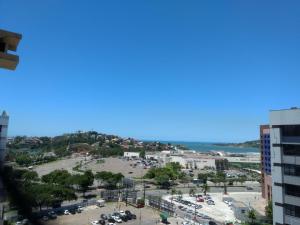 vistas a un aparcamiento desde un edificio en Apartamento Enseada do Suá, en Vitória