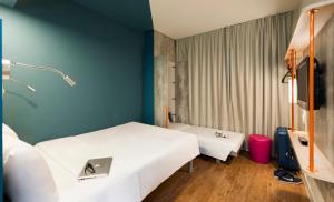 Uma cama ou camas num quarto em ibis budget Navegantes Itajai