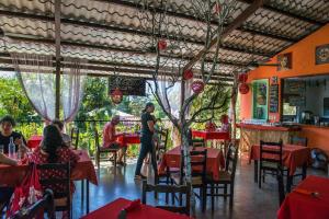 Um restaurante ou outro lugar para comer em Conchal Hotel