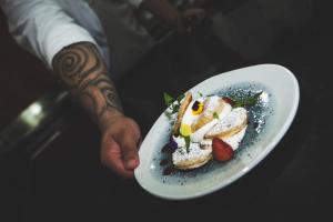 Makanan di atau berdekatan hotel