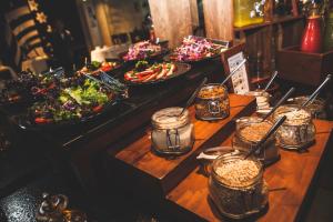 Makanan di atau berdekatan hotel