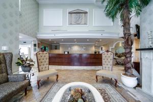 um lobby de um hotel com uma sala de espera em Monte Carlo Inn Brampton em Brampton