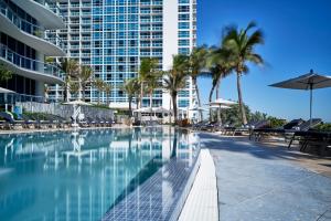 Bazén v ubytování Carillon Miami Wellness Resort nebo v jeho okolí