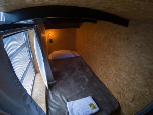 Vuode tai vuoteita majoituspaikassa Eco Box Hostel