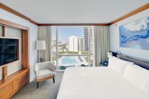 een hotelkamer met een bed en een televisie bij Carillon Miami Wellness Resort in Miami Beach