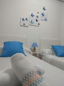 - une chambre avec 2 lits dotés d'oreillers bleus dans l'établissement Apartamento Ezkubenea, à Rentería