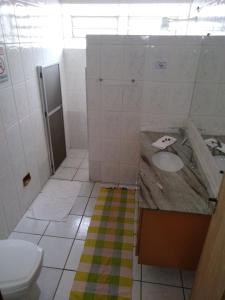 a bathroom with a sink and a toilet at Ipê Rosa Hotel in Bauru