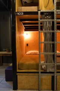 Säng eller sängar i ett rum på Eco Box Hostel