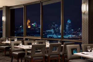 Posezení v ubytování Radisson Hotel Cincinnati Riverfront