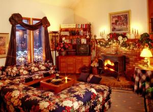 a living room with a couch and a fireplace at Greenbrier Inn Killington in Killington