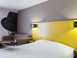 
a bedroom with a bed and a lamp at Ibis Styles Nice Centre Port in Nice
