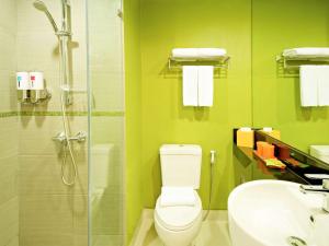 ein Bad mit einer Dusche, einem WC und einem Waschbecken in der Unterkunft ibis Styles Krabi Ao Nang in Ao Nang Beach