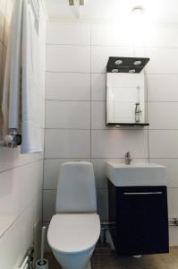 La salle de bains est pourvue de toilettes et d'un lavabo. dans l'établissement Cozy Studio, à Uppsala