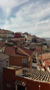 クエンカにあるEl Rincón del Violinistaの建物や屋根のある街並み