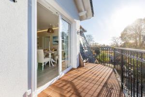 a balcony with a table and a dining room at Villa Strandblick 8 in Zingst