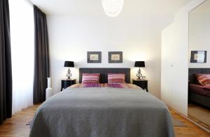 Łóżko lub łóżka w pokoju w obiekcie Apartment Theresiengasse