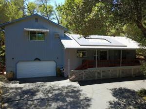 une maison avec un garage et une allée dans l'établissement Yosemite Falls Calling, à Groveland