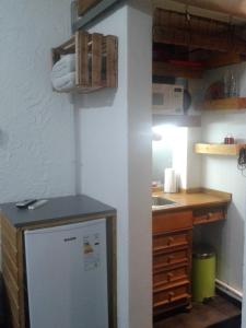 una pequeña cocina con nevera y encimera en 573 APART en Mendoza