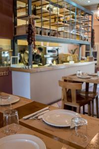 un restaurante con una mesa con platos y vasos. en Faidra, en Chios
