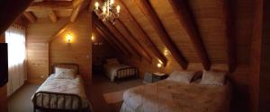 een slaapkamer met 2 bedden in een houten hut bij B&B de German in Pucón