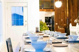 una mesa larga con tazones azules y platos en ella en Boreale Ranch, en Carcross