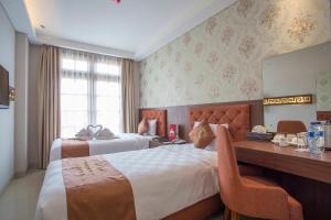 Una cama o camas en una habitación de Prima In Hotel Malioboro