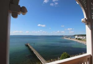 widok na ocean z okna w obiekcie Fuerstenhof Appartement 402 w mieście Sassnitz