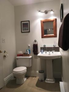 uma casa de banho com um WC e um lavatório em Cloudside Hotel em Nelson