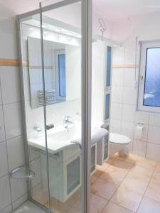 ein Badezimmer mit Waschbecken und Toilette in der Unterkunft Ferienwohnung *Wibkes Hüs* in Wittdün