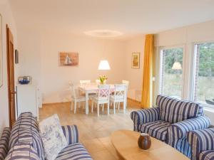 ein Wohnzimmer mit zwei Sofas und einem Tisch in der Unterkunft Ferienwohnung *Wibkes Hüs* in Wittdün