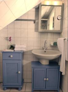 Kúpeľňa v ubytovaní Hüs Sanskiin Ferienwohnung *Eerdglüper*