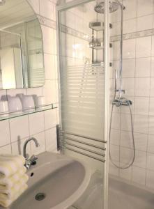 Ένα μπάνιο στο Hüs Sanskiin Ferienwohnung *Fiiwfut*