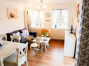 a living room with a couch and a table at Hüs Sanskiin Ferienwohnung *Hopelfask* in Süddorf
