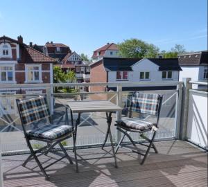 2 sedie e un tavolo sul balcone di Ferienwohnung *SonnenOase* a Wittdün
