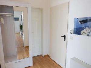 biały pokój z drzwiami i korytarzem w obiekcie Haus Therese *FeWo 7* w mieście Wittdün