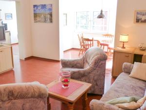 Sala de estar con 2 sofás y mesa en Haus Therese *FeWo 3* en Wittdün