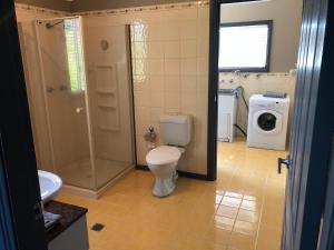 un bagno con WC e lavatrice di Cottage in the Country a Tumut Altre 11 foto