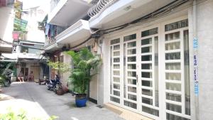 une plante dans un pot bleu à côté d'un bâtiment dans l'établissement Thuy Huong Homestay, à Hô-Chi-Minh-Ville