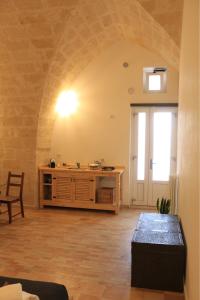un ampio soggiorno con tavolo e finestra di La dimora di Enzo a Matera